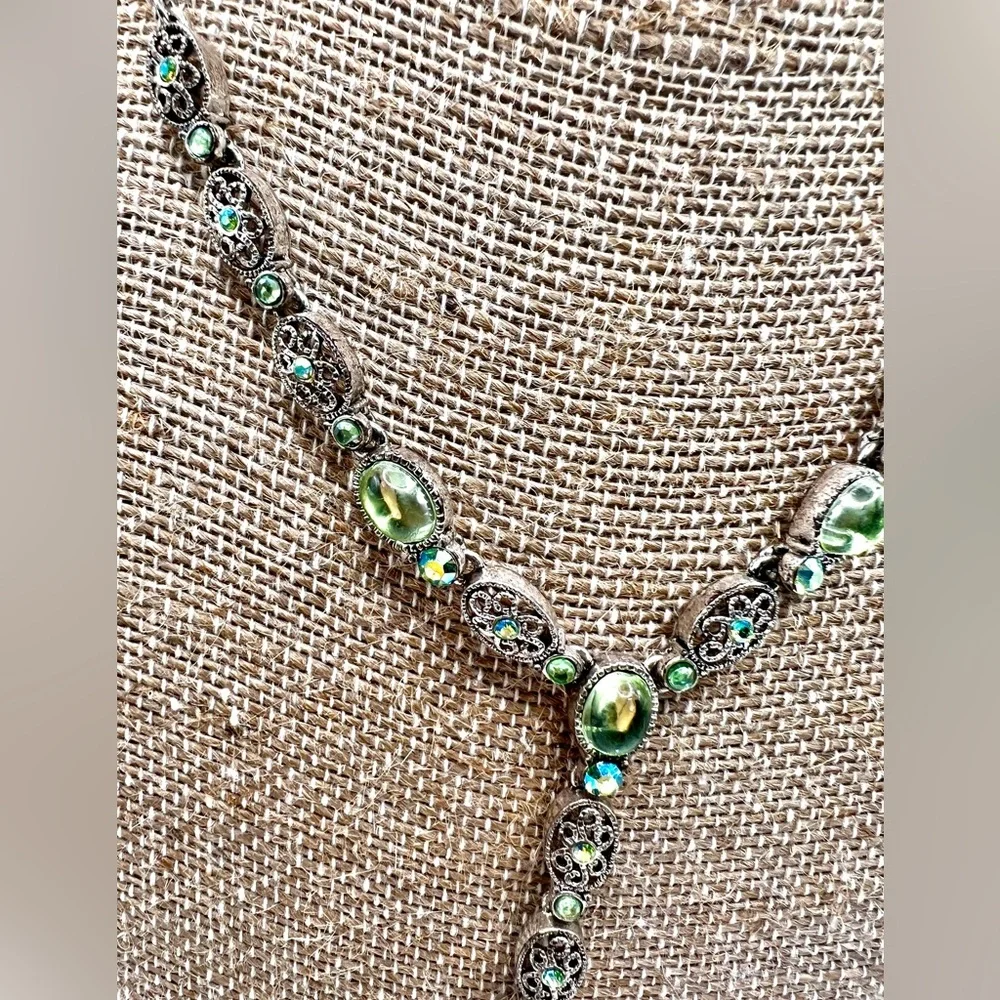 Vintage Avon Silver Tone and Green Stone Necklace - Picture 3 of 6